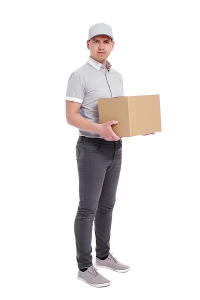 全长肖像 微笑的邮递员或邮递员 身穿制服 盒子与白色背景隔离 — 图库照片