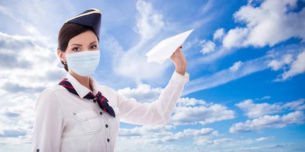 Tourismus Und Pandemiekonzept Junge Stewardess Maske Mit Papierflugzeug Vor Blauem — Stockfoto