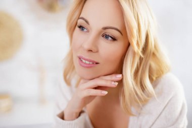 Parlak odadaki güzel sarışın kadının portresini kapat.