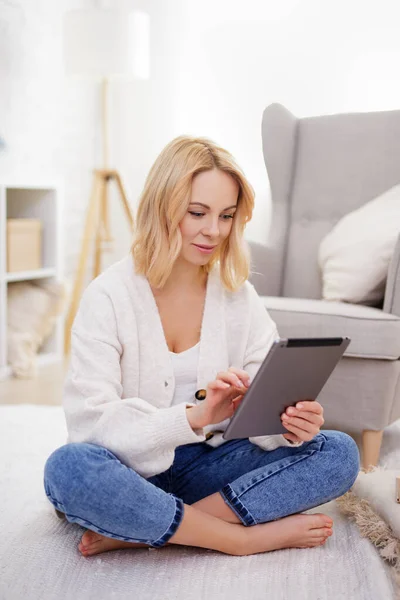 Computer Und Internetkonzept Junge Schöne Frau Nutzt Tablet Wohnzimmer — Stockfoto