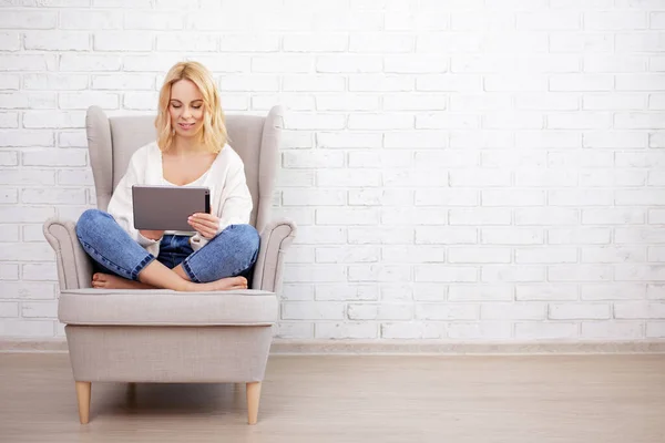 Porträt Einer Jungen Schönen Frau Die Sessel Sitzt Und Tablet — Stockfoto