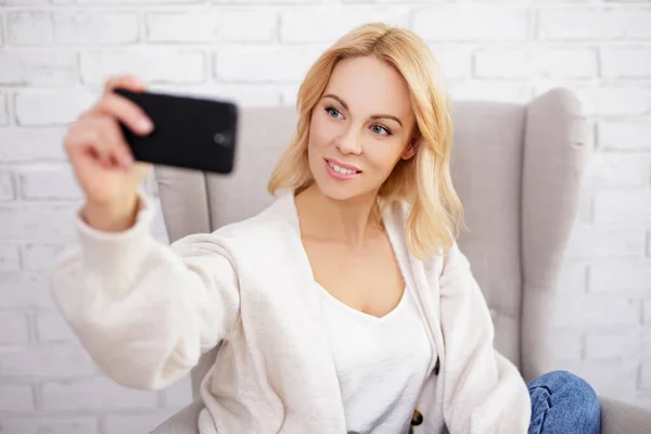 Porträtt Ung Vacker Kvinna Som Tar Selfie Med Smart Telefon — Stockfoto