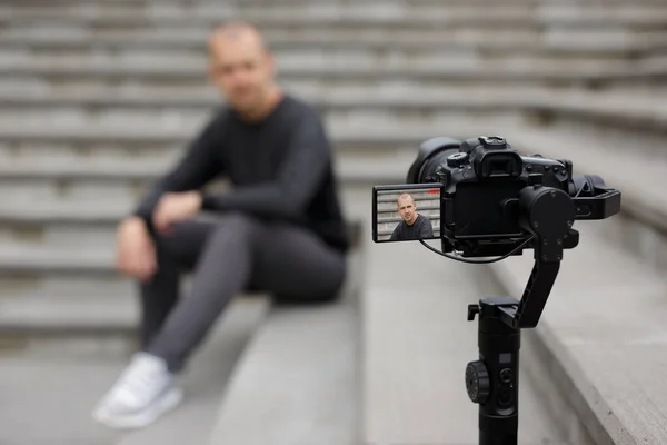 Ung Manlig Bloggare Spela Video Med Modern Dslr Kamera — Stockfoto