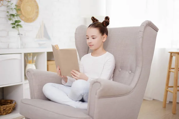 Koncept Dětství Vzdělávání Roztomilá Dívka Čtení Knihy Jasném Obývacím Pokoji — Stock fotografie