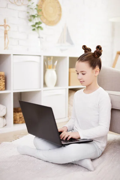 Styl Życia Koncepcja Edukacji Online Portret Uroczej Nastolatki Korzystającej Laptopa — Zdjęcie stockowe
