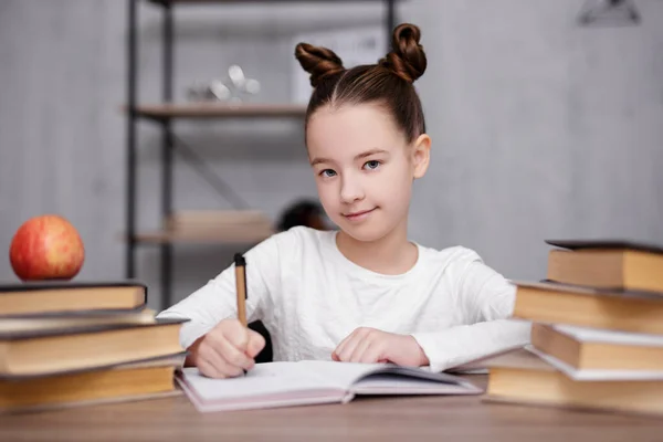École Devoirs Concept Éducation Portrait Une Jolie Écolière Heureuse Écrivant — Photo
