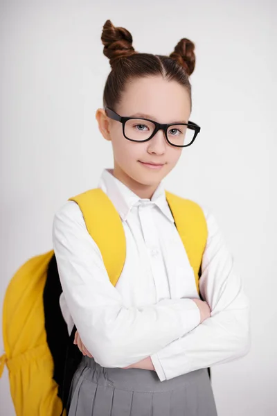 Okul Üniformalı Beyaz Arka Planda Sırt Çantalı Gözlüklü Genç Kız — Stok fotoğraf