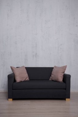 Beton duvarda fotokopi alanı olan modern kanepe