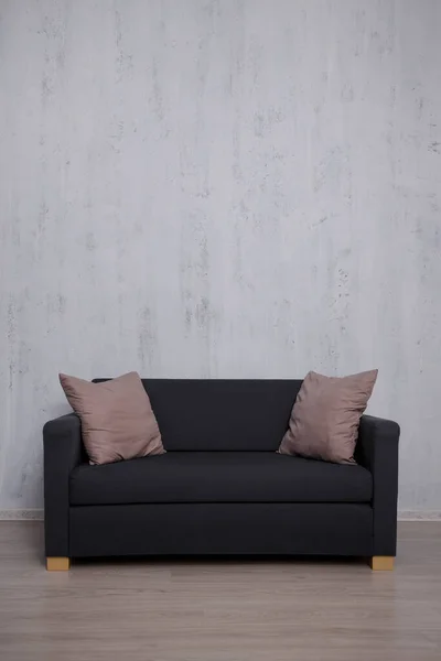 现代沙发 混凝土墙面有复制空间 — 图库照片