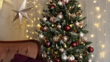 Kış tatili konsepti - dekore edilmiş oturma odası Noel ağacı, hediye kutuları ve ışıklı çelenkler