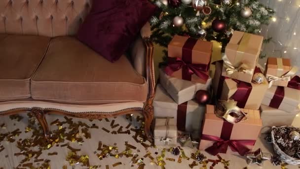 Conceito Decoração Natal Férias Sala Estar Decorada Com Sofá Vintage — Vídeo de Stock