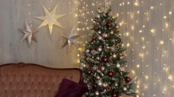 Conceito Interior Natal Sala Estar Decorada Com Sofá Vintage Árvore — Vídeo de Stock