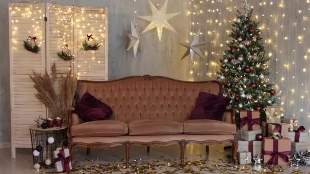 Ferien Und Innenraumkonzept Dekoriertes Wohnzimmer Mit Weihnachtsbaum Und Led Lampen — Stockvideo