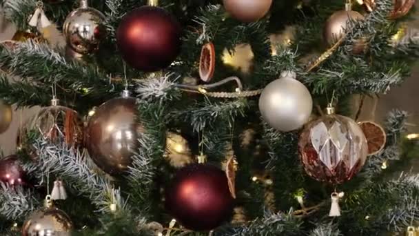 冬の休日の背景 Ledライトとカラフルな泡で装飾されたクリスマスツリーのクローズアップ — ストック動画