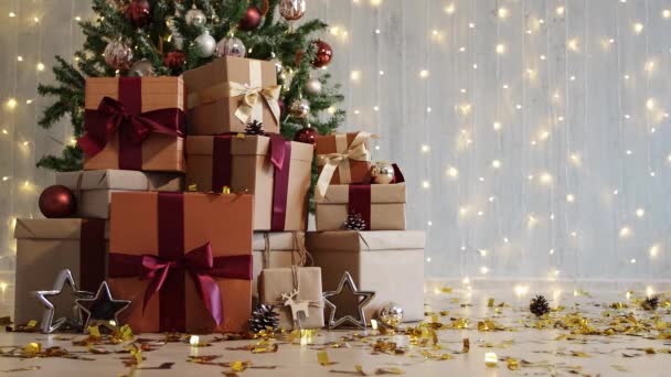 Winterurlaub Hintergrund Nahaufnahme Von Weihnachtsgeschenken Und Kopieren Raum Über Betonwand — Stockvideo