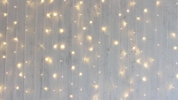 圣诞背景灯 灰色混凝土墙上方的花环灯 — 图库视频影像