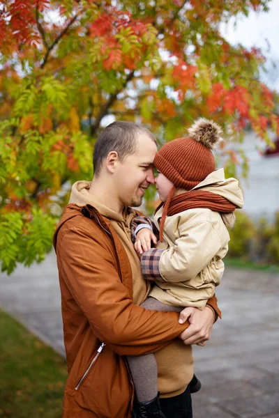 Familien Und Glückskonzept Porträt Des Glücklichen Vaters Und Seiner Kleinen — Stockfoto