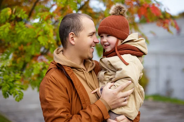 Porträt Von Glücklichem Vater Und Kleiner Tochter Herbstpark — Stockfoto