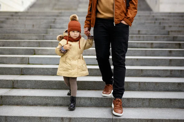 愛の概念 父とかわいい女の子が手をつないで階段を降りる — ストック写真
