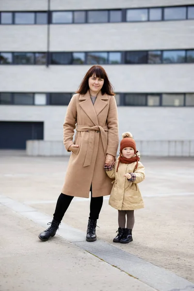 Familie Moederschap Liefde Zorg Concept Gelukkige Moeder Haar Dochtertje Warme — Stockfoto