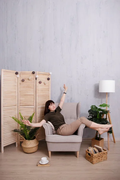 Mujer Relajante Sillón Acogedora Habitación Con Espacio Copia Sobre Pared — Foto de Stock
