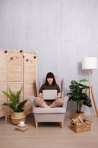 Lycklig Kvinna Som Använder Laptop Mysigt Vardagsrum Med Kopieringsutrymme Över — Stockfoto