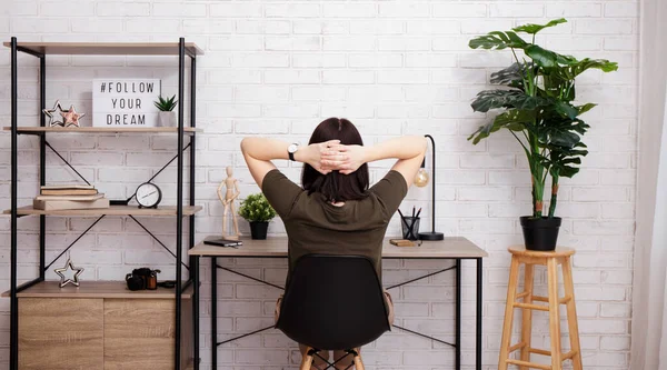 Vista Posterior Mujer Relajante Sentada Silla Oficina Casa — Foto de Stock
