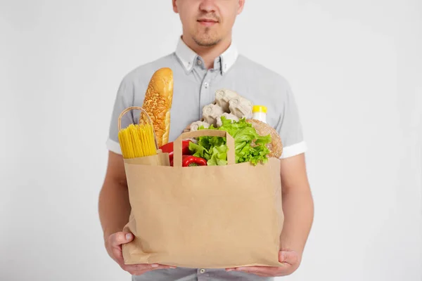 Concepto Entrega Alimentos Bolsa Papel Llena Productos Manos Masculinas Sobre —  Fotos de Stock