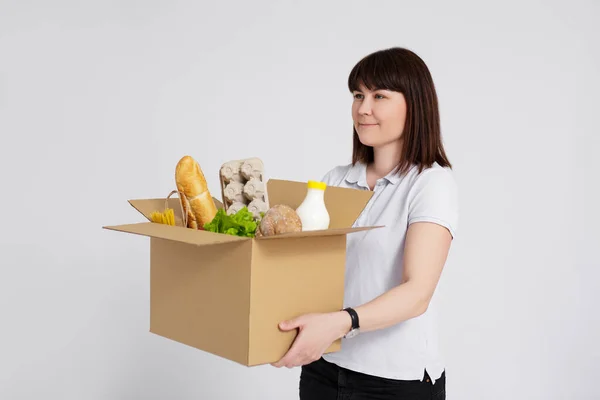 Food Delivery Donation Concept Young Attractive Woman Giving Cardboard Box — Stock Photo, Image