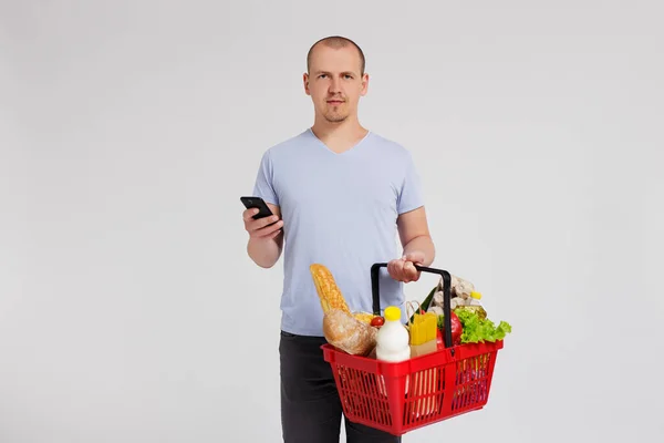 Concepto Tienda Alimentos Línea Hombre Joven Con Cesta Compra Llena —  Fotos de Stock