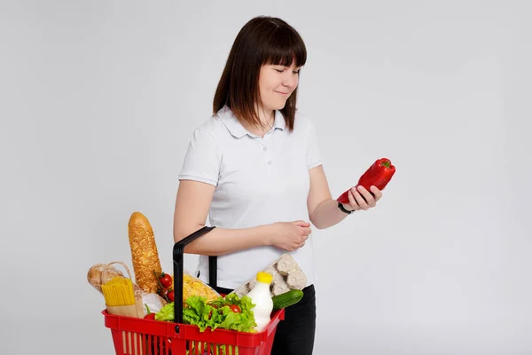 Portret Młodej Kobiety Koszykiem Pełnym Produktów Wybierających Warzywa Białym Tle — Zdjęcie stockowe