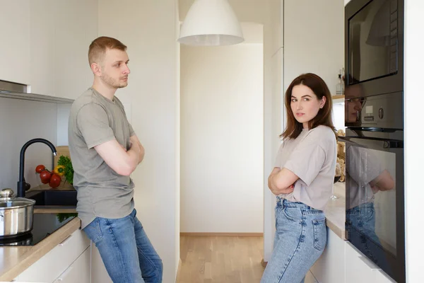 Familj Relation Och Gräl Koncept Sorgligt Par Står Köket Efter — Stockfoto