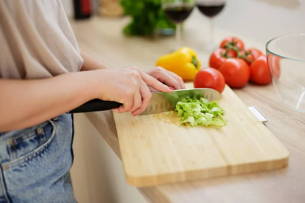 Primer Plano Las Manos Femeninas Ensalada Corte Cocina —  Fotos de Stock