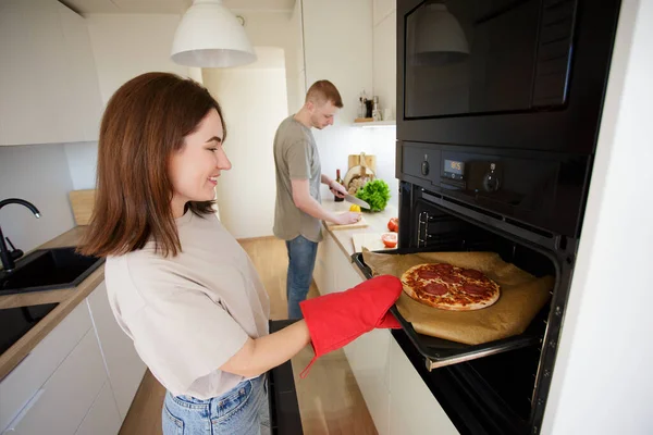 Glada Unga Par Gör Pizza Modernt Kök Hemma — Stockfoto