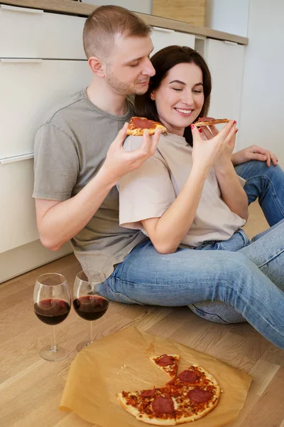 Unga Par Som Sitter Golvet Äter Pizza Och Dricker Vin — Stockfoto