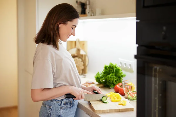 건강에 현대식 주방에서 샐러드를 조리하는 — 스톡 사진