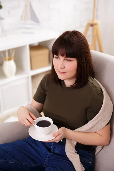 의자에 커피를 마시며 여성의 — 스톡 사진