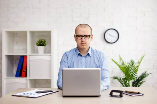 Ofisteki Masasında Oturmuş Dizüstü Bilgisayar Kullanan Genç Bir Adamın Portresi — Stok fotoğraf