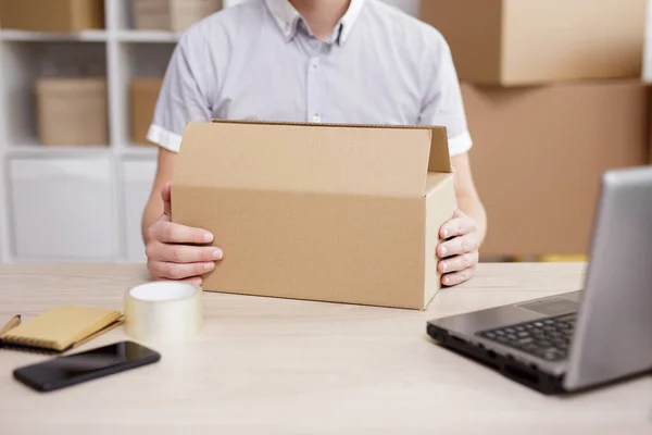 Close Worker Post Office Preparing Parcels Shipment Client — Stock Photo, Image