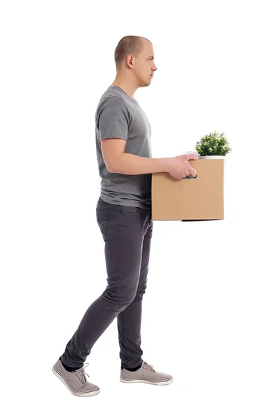 Vista Lateral Jovem Bonito Andando Homem Segurando Caixa Com Pertences — Fotografia de Stock