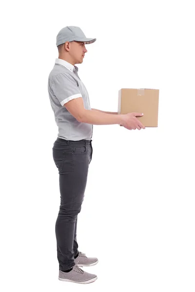 邮递员提供在白色背景上隔离的盒子的全长侧视图 — 图库照片