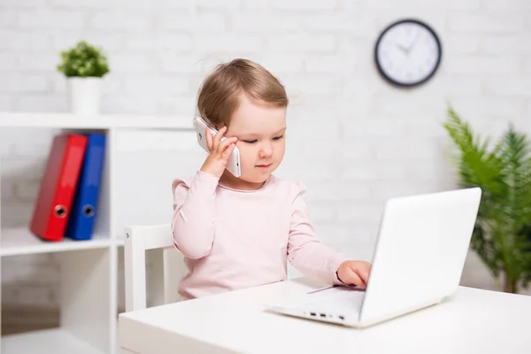 Dzieciństwo Edukacja Koncepcja Technologii Urocza Dziewczynka Korzystająca Laptopa Smartfona Domu — Zdjęcie stockowe