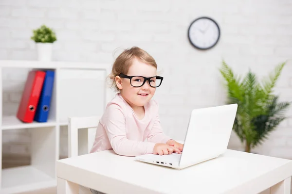 Dzieciństwo Edukacja Biznes Technologia Portret Uroczej Dziewczynki Dużych Okularach Korzystającej — Zdjęcie stockowe