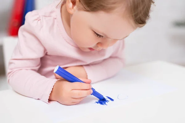 Conceito Infância Educação Close Retrato Menina Bonito Escrever Desenhar Algo — Fotografia de Stock