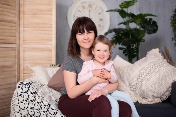 Familien Und Mutterschaftskonzept Porträt Einer Jungen Frau Und Ihrer Niedlichen — Stockfoto