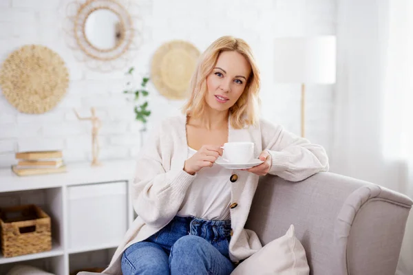 Mujer Feliz Sentada Sillón Bebiendo Café —  Fotos de Stock