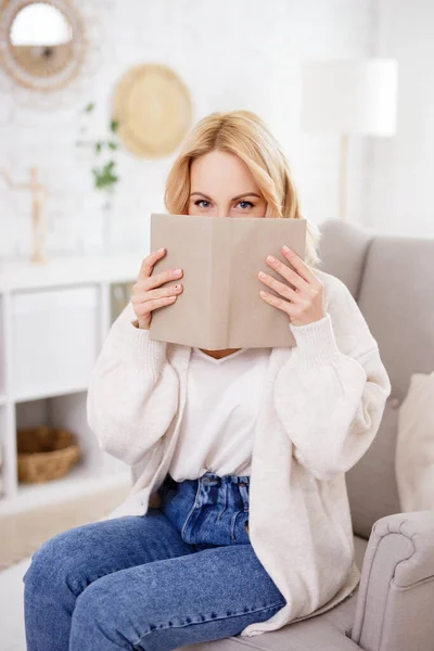 Literatura Educação Conceito Retrato Mulher Loira Bonito Cobrindo Seu Rosto — Fotografia de Stock