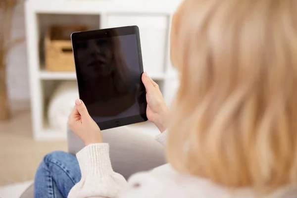 Tablet Moderno Com Tela Branco Mãos Femininas — Fotografia de Stock