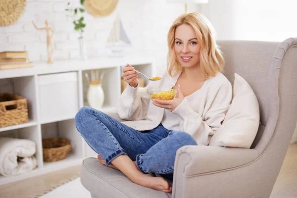 Breakfast Concept Happy Young Beautiful Woman Eating Corn Flakes Living — 스톡 사진