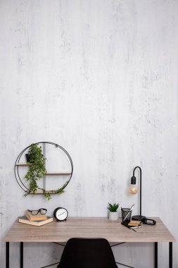 Ofiste ya da evde modern işyeri - beton duvarın üzerine kopyalama alanı